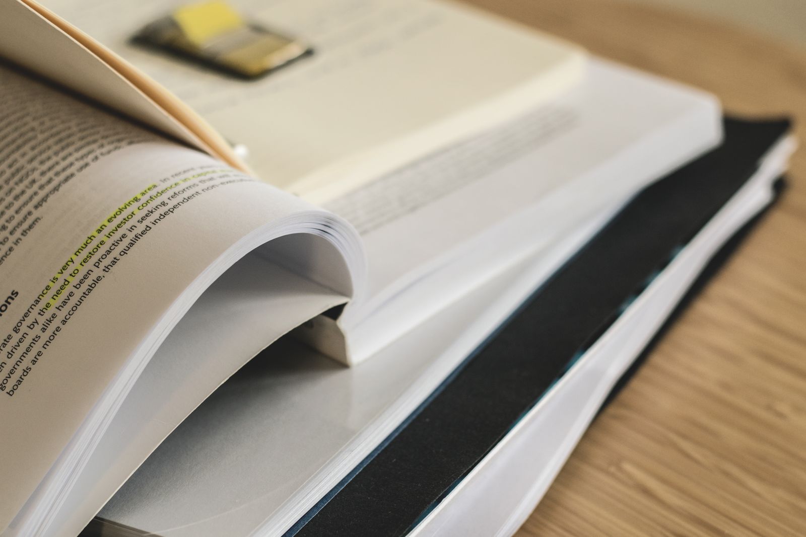 Gros plan d'un livre ouvert aux pages recourbées, passage surligné